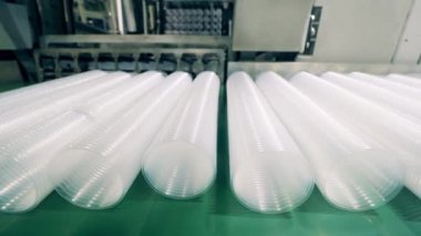 Fabrikada bir sürü hazır plastik bardak var.