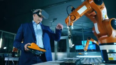 Robot cihaz bir araştırmacı tarafından manipüle ediliyor.