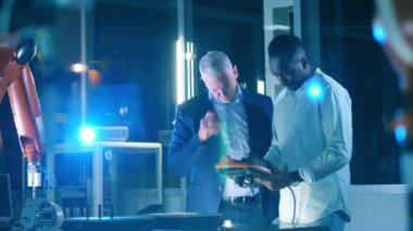 Erkek araştırmacılarla bilgisayar laboratuarı tartışıyor.