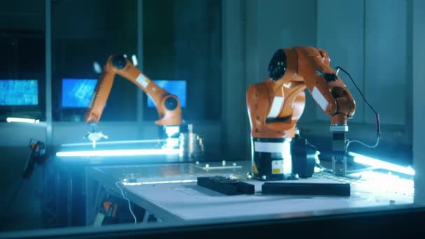 Robottimekanismit siirtävät esineitä tietokonelaboratoriossa — kuvapankkivideo