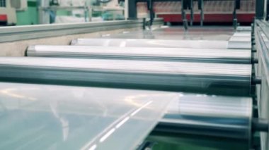 Modern PVC yaprak üretim hattı. Plastik üretim, polimer geri dönüşüm fabrikası..