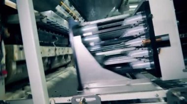 Plastik bardak yapma makinesi çalışıyor
