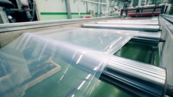 Máquina de fabricación de láminas de PVC en una planta de fabricación de plástico — Vídeo de stock