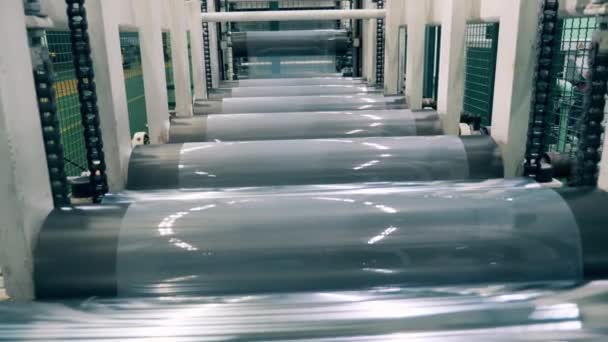 Kunststof productie, polymeer recycling fabriek. Productieproces van kunststofplaten in een kunststofproductiefaciliteit — Stockvideo