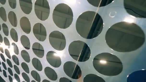 Unterseite einer PVC-Platte mit vielen Löchern. Kunststoffproduktion, Polymer-Recyclingfabrik. — Stockvideo