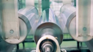 Plastik üretim, polimer geri dönüşüm fabrikası. Modern bir PVC yapım makinesinin yakın çekim görüntüsü