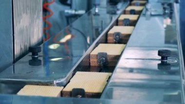 Fabrika makineleri waffle çubuklarının yerini değiştiriyor.