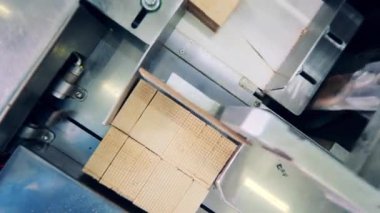 En üst görünümde waffle çubuklarının otomatik taşınması