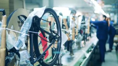 Fabrika üretim hattında paketlenmiş bisikletler.