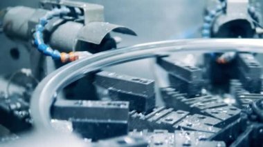 Bisikletin kenarı, bisiklet fabrikasında delik açma makinesi ile konuşuyordu.