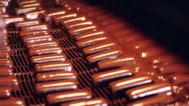 Nakliye sırasında şekerler çikolatayla kaplanıyor.