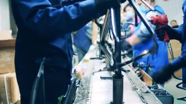 Linha de produção de molduras de bicicleta em uma fábrica moderna — Vídeo de Stock