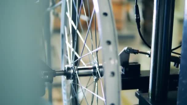 Mașină specială de fixare a unei jante de bicicletă — Videoclip de stoc