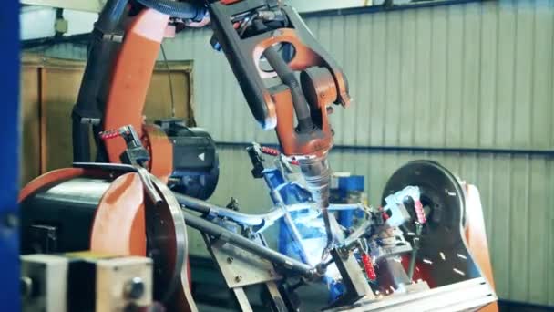 Automatisiertes Fahrradrahmenschweißen in einer Fabrik — Stockvideo