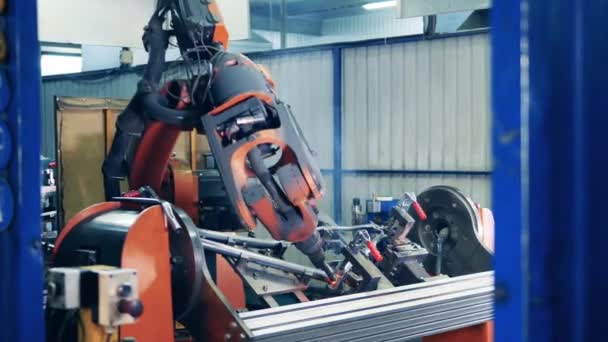 Modern robotic arm welding bike frame automatically — Stock Video
