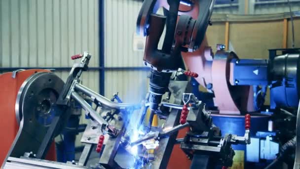 Automatic machine welding bike frame in several places — Stock Video