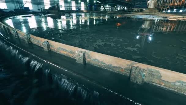 Minerální vody jsou vypouštěny důlní továrnou — Stock video