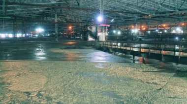 Etrafında bolca maden suyu olan bir maden fabrikası.