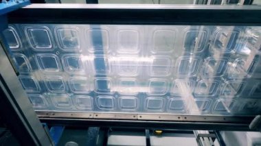 Plastik kapaklı üretim hattının alt görüntüsü