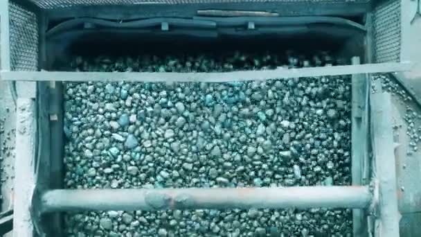Ovanifrån av krossade mineraler som faller från industritransportören — Stockvideo