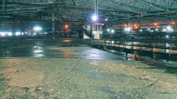 Locaux d'une usine minière avec beaucoup d'eaux minérales autour — Video