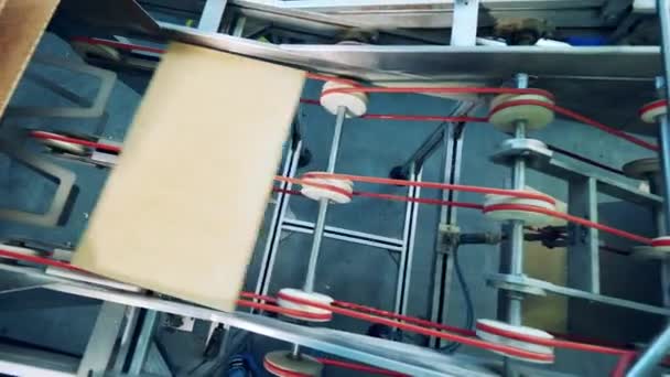 Vista superior de las placas de waffle que consiguen reubicadas por la maquinaria de fábrica — Vídeos de Stock