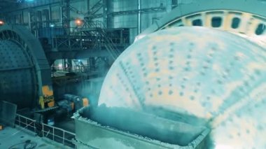 Fabrika mineralleri öğütürken dönüyor.