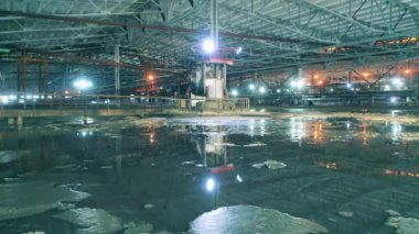 Mineral suları bir maden fabrikasının etrafını sarıyor.