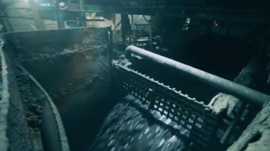 Bakır suları olan madencilik fabrikası boşaltılıyor.