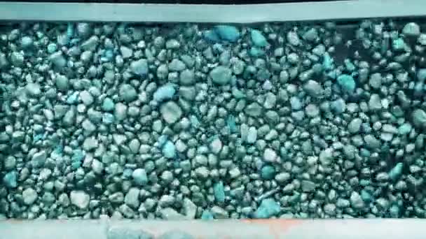 Taşıyıcı boyunca hareket eden bakır minerallerinin üst görüntüsü — Stok video