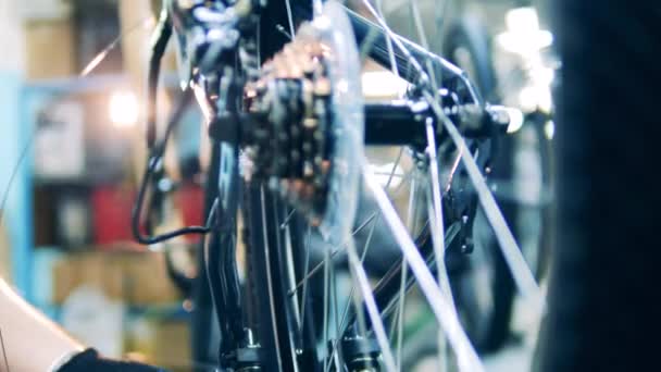 Close up tiro da linha de montagem de bicicletas. — Vídeo de Stock