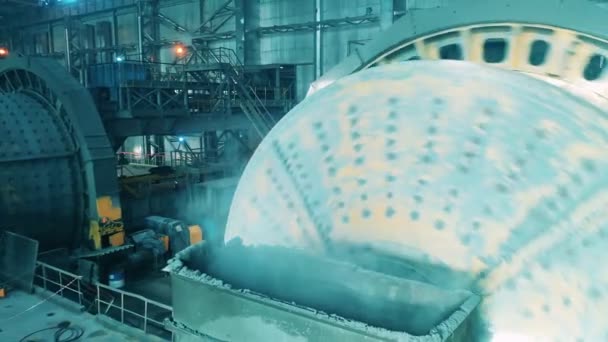 Le broyeur industriel tourne pendant le broyage des minéraux — Video