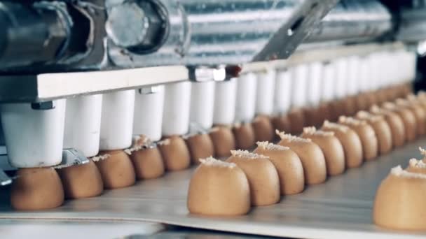Close up of fudge candies getting mechanically fabricated — Vídeo de stock