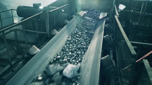 Транспортный комплекс перемещает раздробленные минералы — стоковое видео