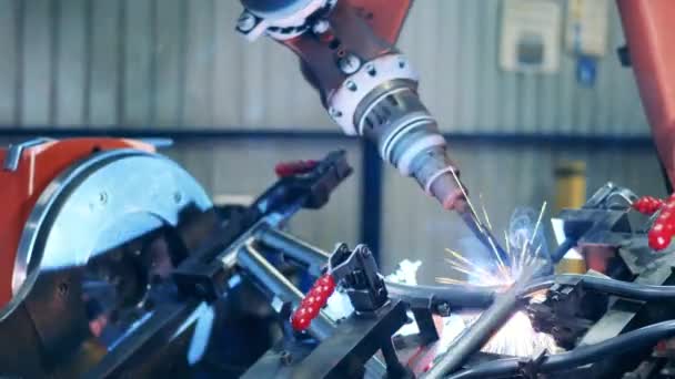 Braço robótico soldando uma estrutura de bicicleta na fábrica — Vídeo de Stock