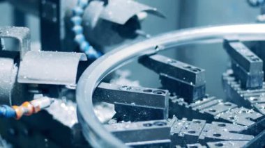 Modern bir fabrikada bisiklet kenarı delme işlemi