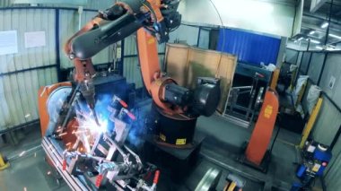 Otomatik robot kol kaynaklama bisiklet iskeleti bir fabrikada iki yerde