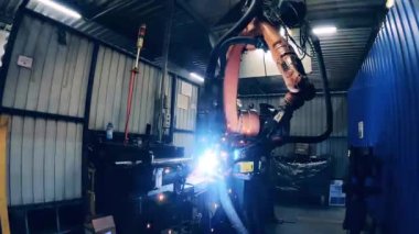 Otomatik robotik kol, bisiklet iskeleti kaynaklıyor. Zaman Uygulaması