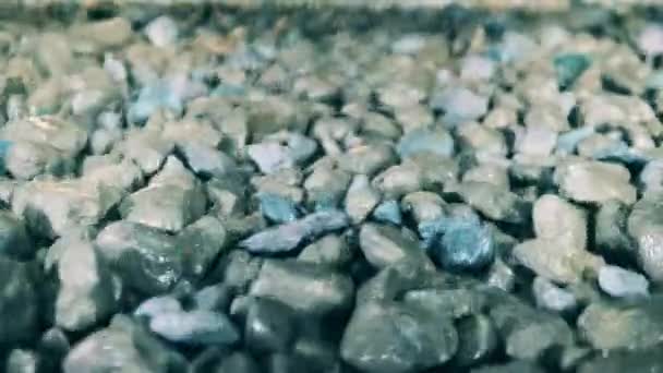 Shattered minerals are shaking while moving along the conveyor — Stock Video