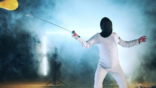 Чоловічий спортсмен вискакує на повітряній кулі з огорожею фольгою — стокове відео