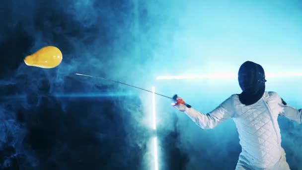 Male fencer is popping a balloon in slow motion — Stock Video