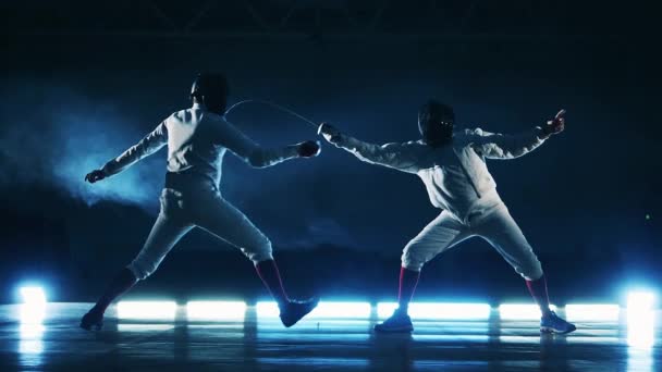 To fencers øve med hinanden i slowmotion – Stock-video