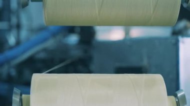 İki makaralı elektrik teli dönüyor.