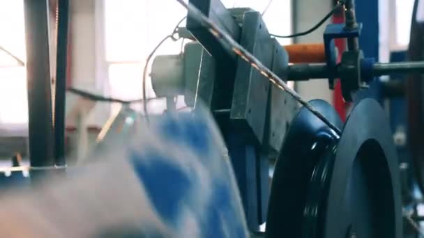 Proceso de producción de cables eléctricos en una planta de fabricación de cables — Vídeos de Stock