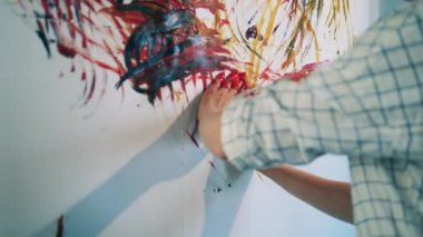 Bir kadın çıplak elleriyle resim çiziyor.