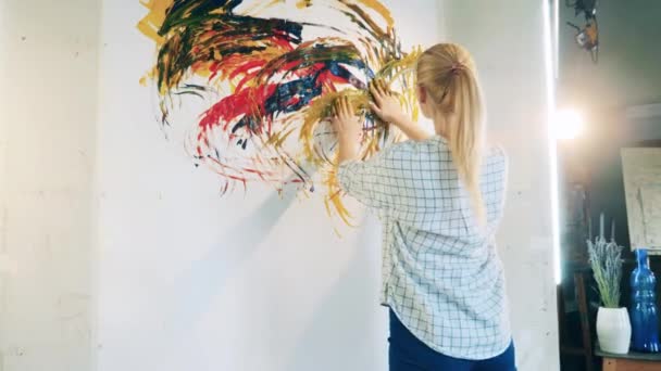 Senhora loira está pintando um quadro com as próprias mãos. Criação, conceito de inspiração. — Vídeo de Stock