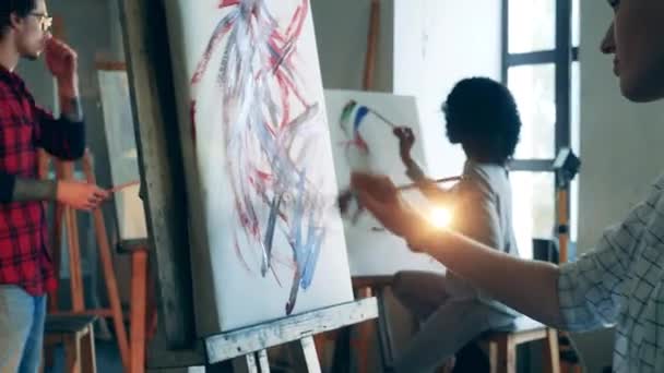 Skapelse, inspirationskoncept. Målning lektion som utförs i konststudion. Kreativ hobby, konstverk varelse koncept. — Stockvideo