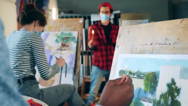 Gli studenti d'arte stanno dipingendo durante una lezione in studio — Video Stock