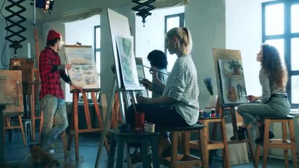 Grupa pań studiuje malarstwo w szkole artystycznej. Kreatywne hobby, koncepcja stworzenia dzieła sztuki. — Wideo stockowe