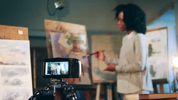 Η Αφρικανή κυρία έχει μάθημα τέχνης και το ηχογραφεί. Δημιουργία, έμπνευση. — Αρχείο Βίντεο
